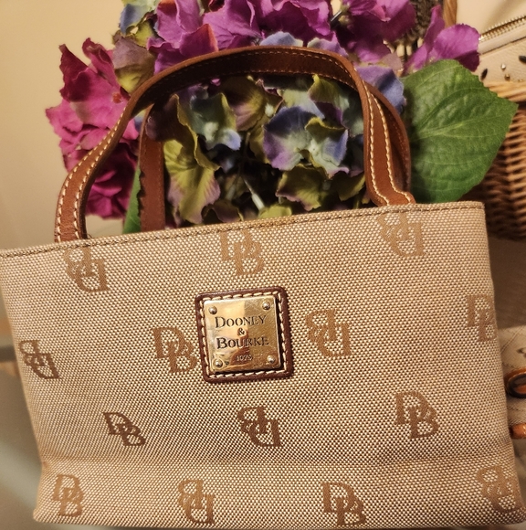 Dooney & Bourke Vintage Tan Signature Tote EUC - Picture 1 of 6